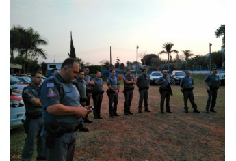 Preleção entre as polícias Civil e Militar, na manhã desta quinta-feira, em Adamantina, antes do início da operação (Foto: Cedida/Deinter 8).