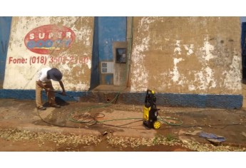 Reeducandos do Centro de Progressão Penitenciária de Pacaembu fazem melhorias finais no Estádio Municipal de Adamantina (Foto: Selar).