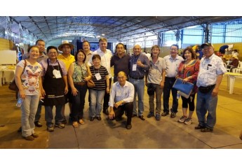 Prefeito Márcio Cardim e a presidente da ACREA, Noriko Saito, com a equipe que realizou o Bunkyo Rural em Bastos (Da Assessoria).