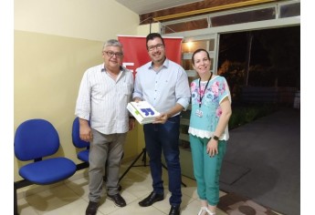 Diretor da Fatec, Profº José Eduardo Rossilho de Figueiredo; o Presidente do Sincomercio, Sérgio Vanderlei; e a Coordenadora da Fatec, Profª Eliane Vendramini, na entrega de livros para a Fatec Adamantina (Foto: Da Assesoria).