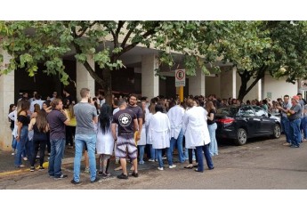 Protesto dos estudantes de medicina na manhã desta segunda-feira, defronte ao Paço Municipal (Foto: Maikon Moraes/Siga Mais).