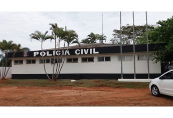 Espaço da Delegacia da Polícia Civil de Salmourão após as melhorias de pintura realizadas por reeducandos do semiaberto da Penitenciária de Lucélia (Foto: Cedida/Deinter8/Seccional Adamantina).