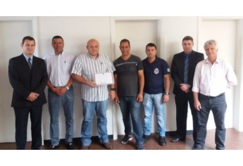 Autoridades presentes na entrega das melhorias de pintura da Delegacia da Polícia Civil de Salmourão (Foto: Cedida/Deinter8/Seccional Adamantina).