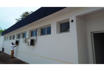 Reeducandos trabalham nas melhorias das instalações da Delegacia da Polícia Civil de Salmourão (Foto: Cedida/Deinter8/Seccional Adamantina).