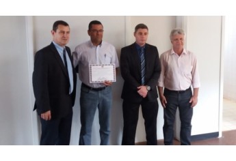 Autoridades presentes na entrega das melhorias de pintura da Delegacia da Polícia Civil de Salmourão (Foto: Cedida/Deinter8/Seccional Adamantina).