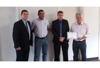 Autoridades presentes na entrega das melhorias de pintura da Delegacia da Polícia Civil de Salmourão (Foto: Cedida/Deinter8/Seccional Adamantina).