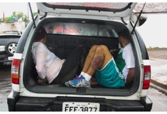 Casal foi preso em flagrante por tráfico de drogas (Foto: Cristiano Nascimento - OCNews).