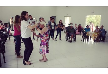 Alunos da Polícia Mirim fizeram visita ao Lar dos Velhos de Adamantina (Foto: Cedida).