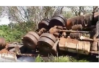 Caminhão capotou na pista, com o acidente (Imagem: Reprodução/Vídeo/Site Jorge Zanoni).