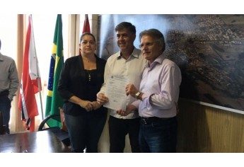 Deputado Vanderlei Macris é recebido em Adamantina, no gabinete do prefeito (Foto: Da Assessoria).
