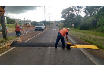 Novos redutores de velocidade são instalados na Avenida Moysés Justino da Silva (Foto: Cedida).