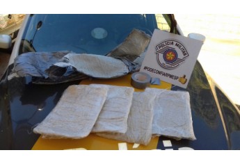 Pasta-base de cocaína era levada pelo Paraguaio presa às pernas. Tráfico foi descoberto pela Policia Militar Rodoviária (Foto: Cedida/PM Rodoviária).