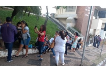 Votação pôs fim à gratificação concedida na área da educação em Lucélia. Houve embate entre funcionários da educação e funcionários das demais áreas da Prefeitura (Fotos: Redes Sociais).