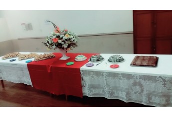 Mesa com bolos, biscoitos e doces, na capacitação (Foto: Cedida).