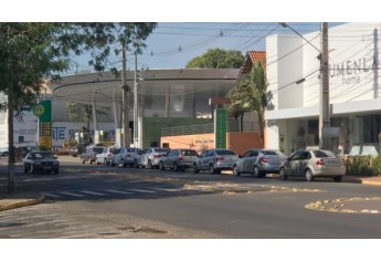 Motoristas fazem filas para abastecer veículos em Adamantina. (Foto: Maikon Moraes/Siga Mais).