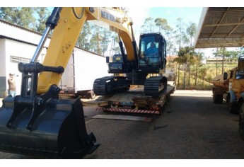 Nova escavadeira hidráulica foi adquirida pela Prefeitura e entregue pelo fornecedor na última sexta-feira (Cedida).