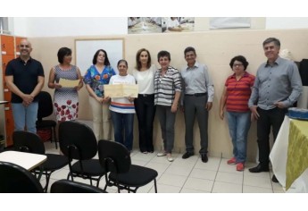 Entrega de certificados para alunos do curso de corte e costura e bordado em pedraria que fazem parte do Polo da Moda (Da Assessoria).
