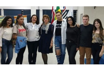 Prof.ª Ieda Borges, Chefe do Departamento de Humanas, e alunos do último ano de Comunicação social da UniFAI  (Acervo Pessoal).