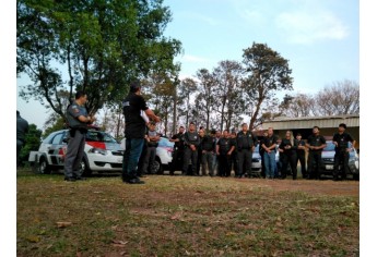 Preleção entre as polícias Civil e Militar, na manhã desta quinta-feira, em Adamantina, antes do início da operação (Foto: Cedida/Deinter 8).