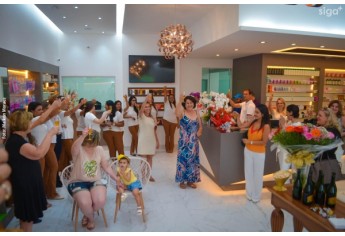 Nesta segunda-feira (12) foi reinaugurada a Pharmacia Chamomilla. A nova fase marca seus 35 anos em Adamantina, agora em novo espaço, no mesmo endereço (Foto: Maikon Moraes).