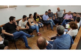 Reunião entre representantes dos estudantes e autoridades municipais, realizada na Câmara Municipal  (Foto: Maikon Moraes/Siga Mais).