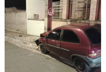 Veículo GM Corsa atingiu poste da iluminação pública, na Avenida Rio Branco, próximo ao semáforo do cruzamento com a Rua Arno Kieffer (Foto: Cedida).
