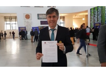 Prefeito Márcio Cardim com o convênio que garante kit de acessibilidade para biblioteca de Adamantina (Foto: Assessoria de Imprensa).