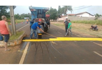 Novos redutores de velocidade são instalados na Avenida Moysés Justino da Silva (Foto: Cedida).