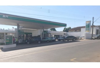 Motoristas fazem filas para abastecer veículos em Adamantina. (Foto: Maikon Moraes/Siga Mais).