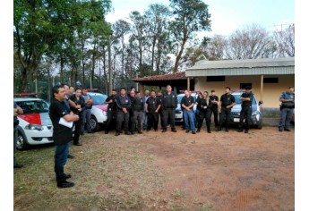 Preleção entre as polícias Civil e Militar, na manhã desta quinta-feira, em Adamantina, antes do início da operação (Foto: Cedida/Deinter 8).