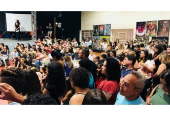 Público de Adamantina e região na inauguração da Escola de Teatro Castelo de Mareto, em Adamantina (Divulgação).