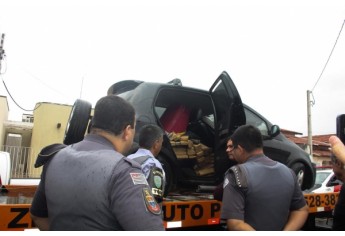 Carro foi levado para a Polícia Civil (Foto: Cristiano Nascimento - OCNews).