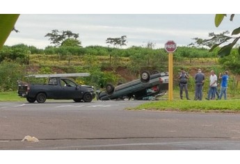 Pela manhã, carro capota após choque entre dois veículos, na altura do trevo do Jardim Bela Vista/Jardim dos Poetas (foto: Cedida).