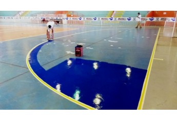 Quadra do Ginásio de Esportes Paulo Camargo recebeu nova pintura, com reeducandos do Centro de Progressão Penitenciária de Pacaembu (Foto: Cedida).
