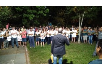 Votação pôs fim à gratificação concedida na área da educação em Lucélia. Houve embate entre funcionários da educação e funcionários das demais áreas da Prefeitura (Foto: Valter Paulo).