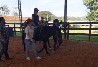 Treinamento foi realizado no Centro de Equoterapia da Apae de Adamantina, onde acontecerão as atividades de reabilitação (Foto: Cedida).