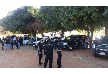 Ampla operação, envolvendo Polícia Civil, Polícia Militar, Poder Judiciário e Ministério Público, prendeu 7 pessoas por envolvimento com o tráfico de drogas, em Pacaembu (Fotos: Cedidas).