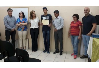 Entrega de certificados para alunos do curso de assentador de pisos e azulejos (Da Assessoria)