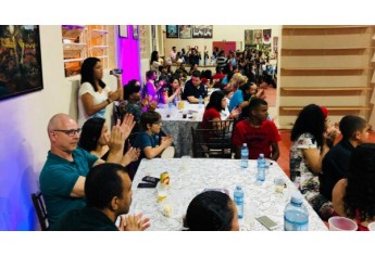 Público de Adamantina e região na inauguração da Escola de Teatro Castelo de Mareto, em Adamantina (Divulgação).