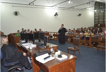 Atividade de Extensão, apoiada pelo Poder Judiciário e Ministério Público locais, se baseou num caso real de homicídio (Foto: Priscila Caldeira).