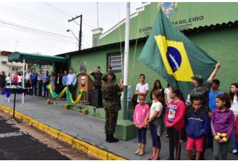 Solenidade do Dia da Bandeira no Tiro de Guerra de Adamantina (Foto: Wender Souza).