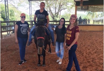 Treinamento foi realizado no Centro de Equoterapia da Apae de Adamantina, onde acontecerão as atividades de reabilitação (Foto: Cedida).