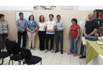 Entrega de certificados para alunos do curso de assentador de pisos e azulejos (Da Assessoria)