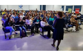 alimentos, professores, estudantes e mídia local prestigiam o pré-lançamento do Projeto Talentos e Produtos Regionais da Nova Alta Paulista no Auditório Miguel Reale, na UniFAI (Acervo Pessoal).