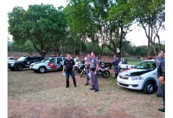 Preleção entre as polícias Civil e Militar, na manhã desta quinta-feira, em Adamantina, antes do início da operação (Foto: Cedida/Deinter 8).