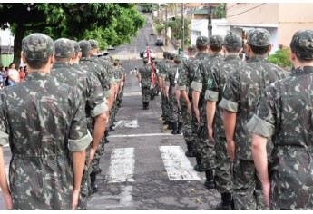 Solenidade do Dia da Bandeira no Tiro de Guerra de Adamantina (Foto: Wender Souza).