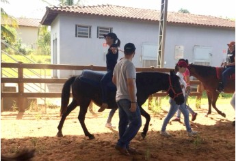 Treinamento foi realizado no Centro de Equoterapia da Apae de Adamantina, onde acontecerão as atividades de reabilitação (Foto: Cedida).