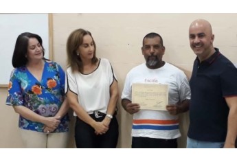 Entrega de certificados para alunos do curso de assentador de pisos e azulejos (Da Assessoria)