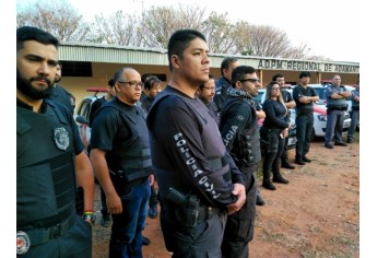 Preleção entre as polícias Civil e Militar, na manhã desta quinta-feira, em Adamantina, antes do início da operação (Foto: Cedida/Deinter 8).