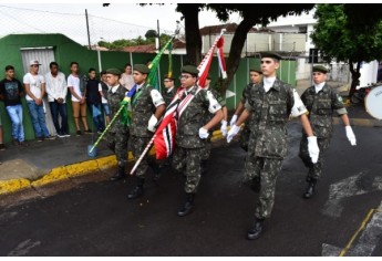 Solenidade do Dia da Bandeira no Tiro de Guerra de Adamantina (Foto: Wender Souza).